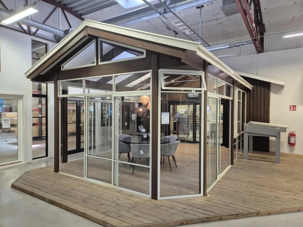 expodul uterum showroom i forserum limträstomme 115 sadeltak sommar solo enkelglaspartier