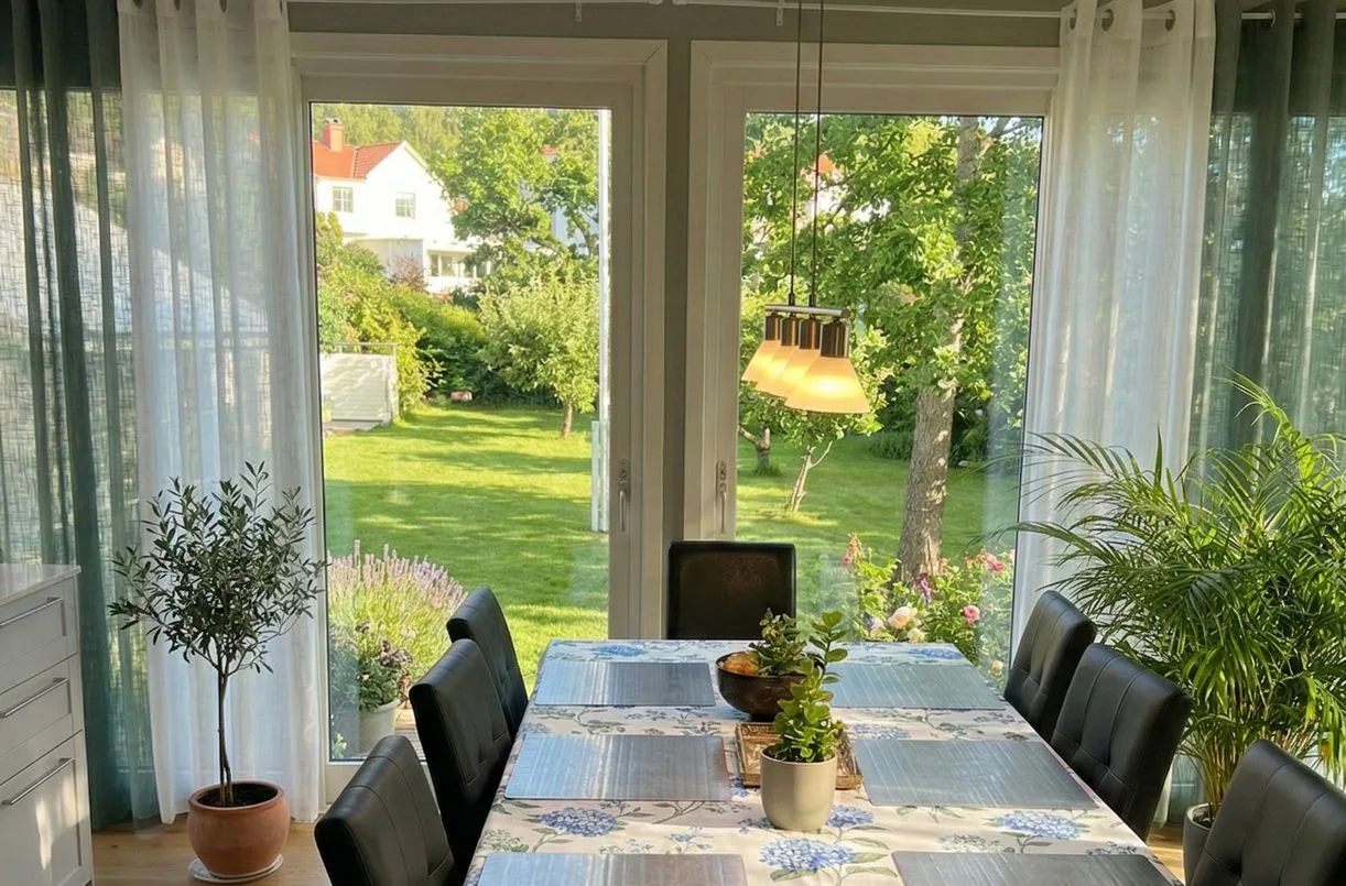 miljöbild av expowood 115 trä-alu glaspartier i villa fasad. 2-delat skjutparti vit