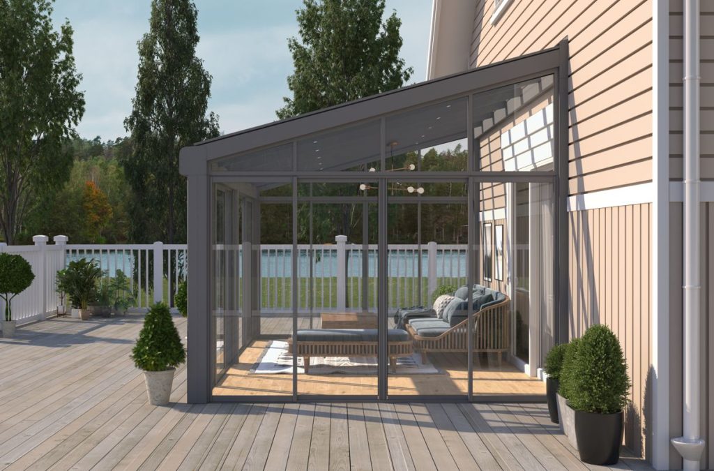 Uterum aluminium från gavelsida på en solig uteplats med dekorativa gröna växter