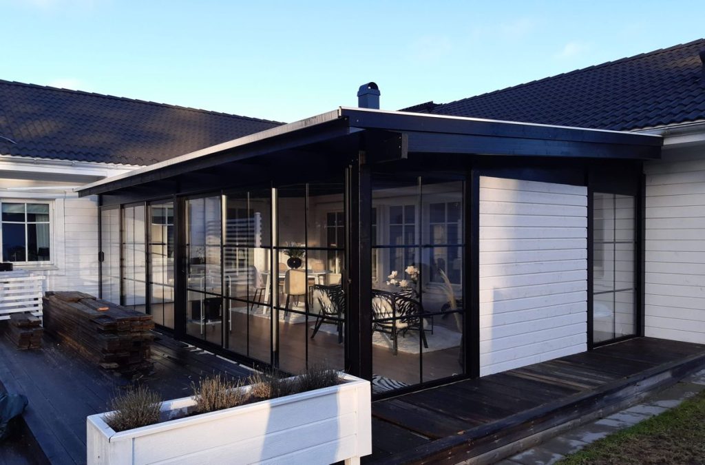 vinterträdgård uterum pulpettak limträstomme svarta glaspartier