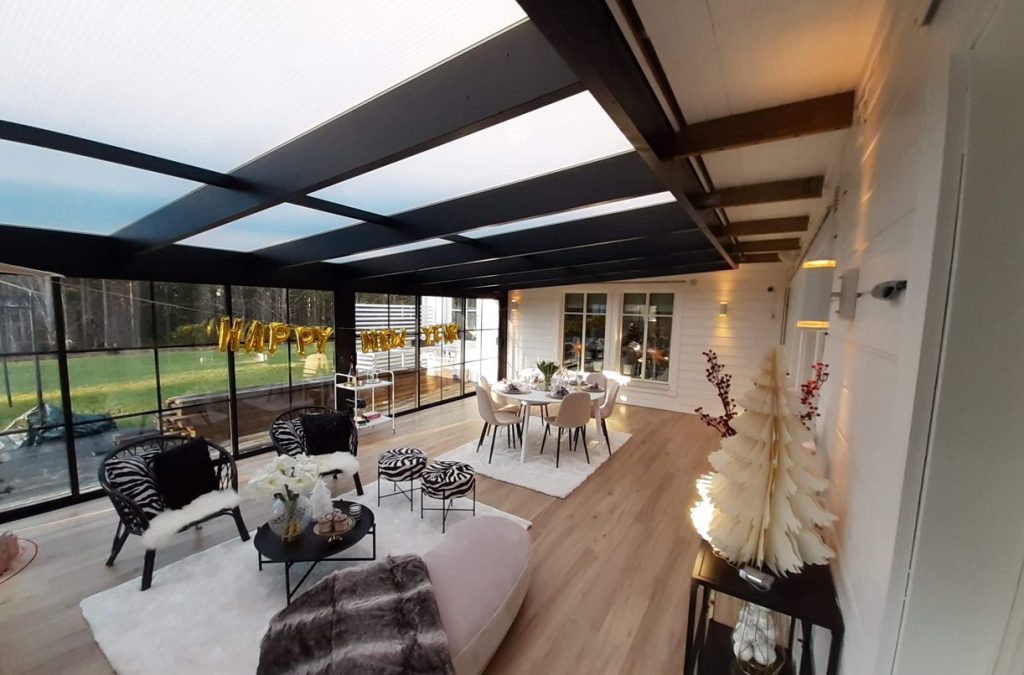 vinterträdgård uterum pulpettak limträstomme svarta glaspartier