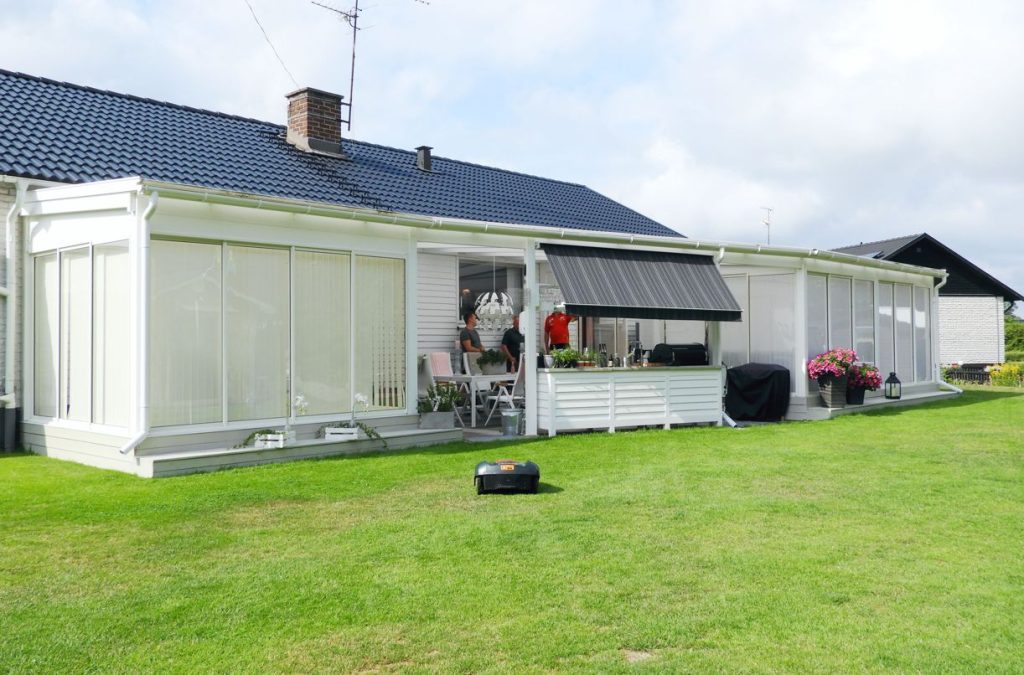 två inglasade uterum, helt skräddarsydda med skärmtak och utekök emellan