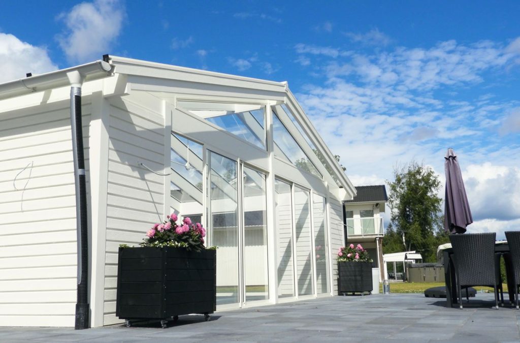 poolhus expodul uterum limträstomme poolöverbyggnad utsida