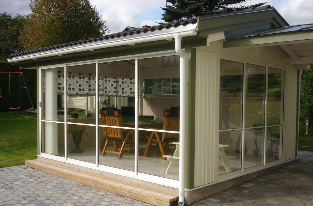 uterum sadeltak fristående sommar