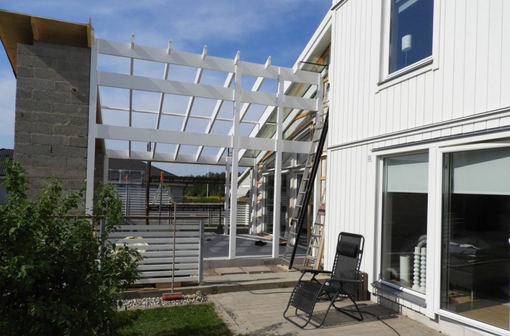 exteriörbild skräddarsytt uterum vinterträdgård från expodul uterum. Under montering