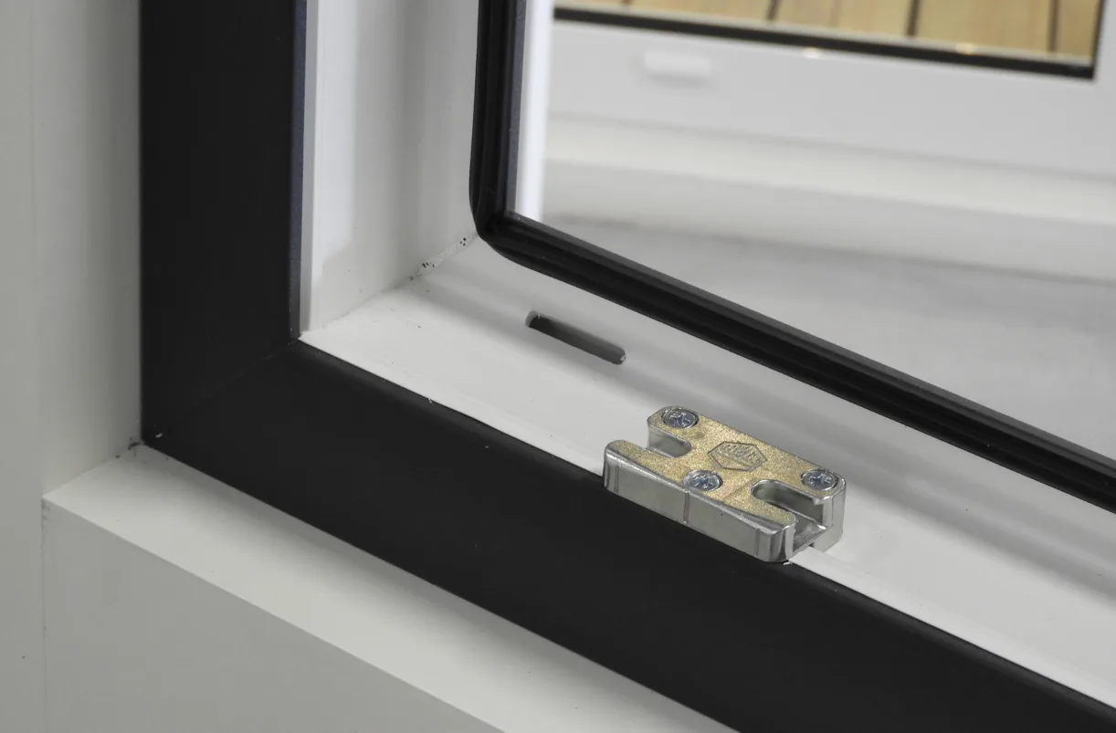 detaljbild av beslag på iglo light pvc fönster
