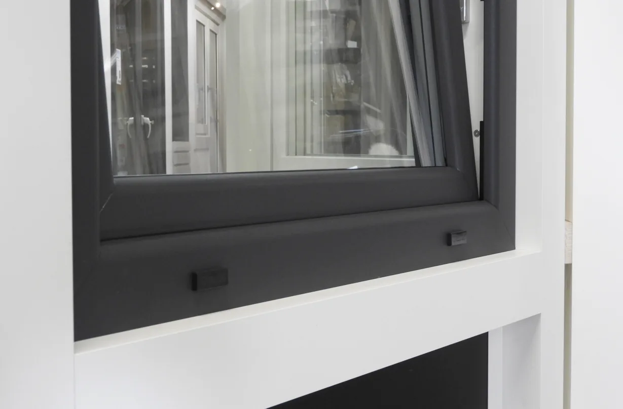 detaljbild av dräneringshål på iglo light pvc fönster