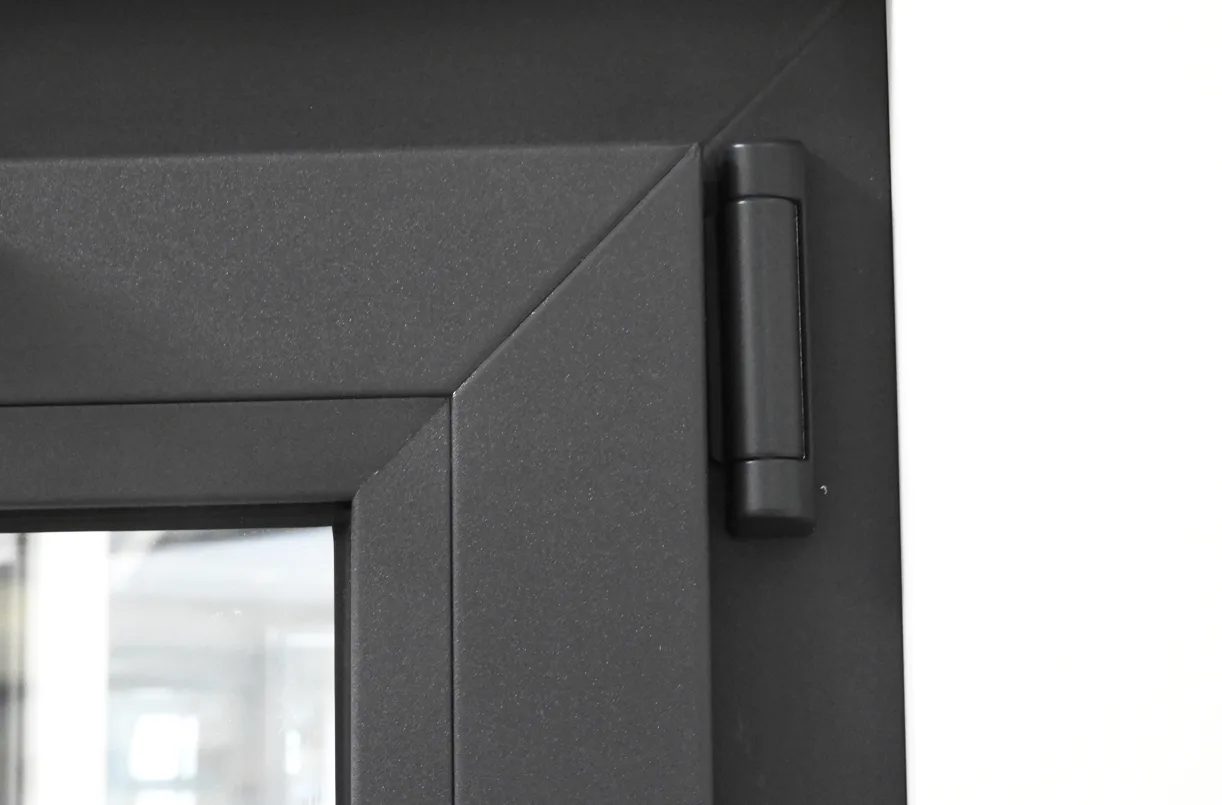 detaljbild av gångjärn på iglo light pvc fönster