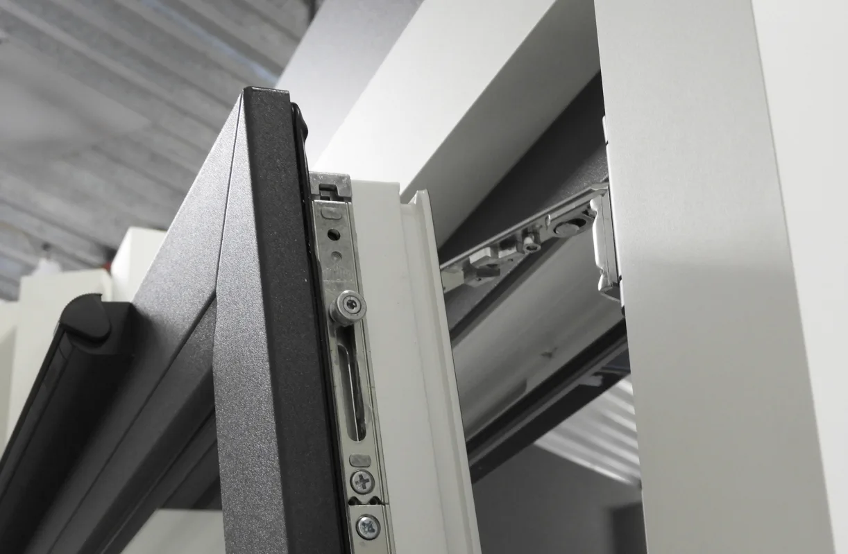 detaljbild av vädringsbeslag på iglo light pvc fönster