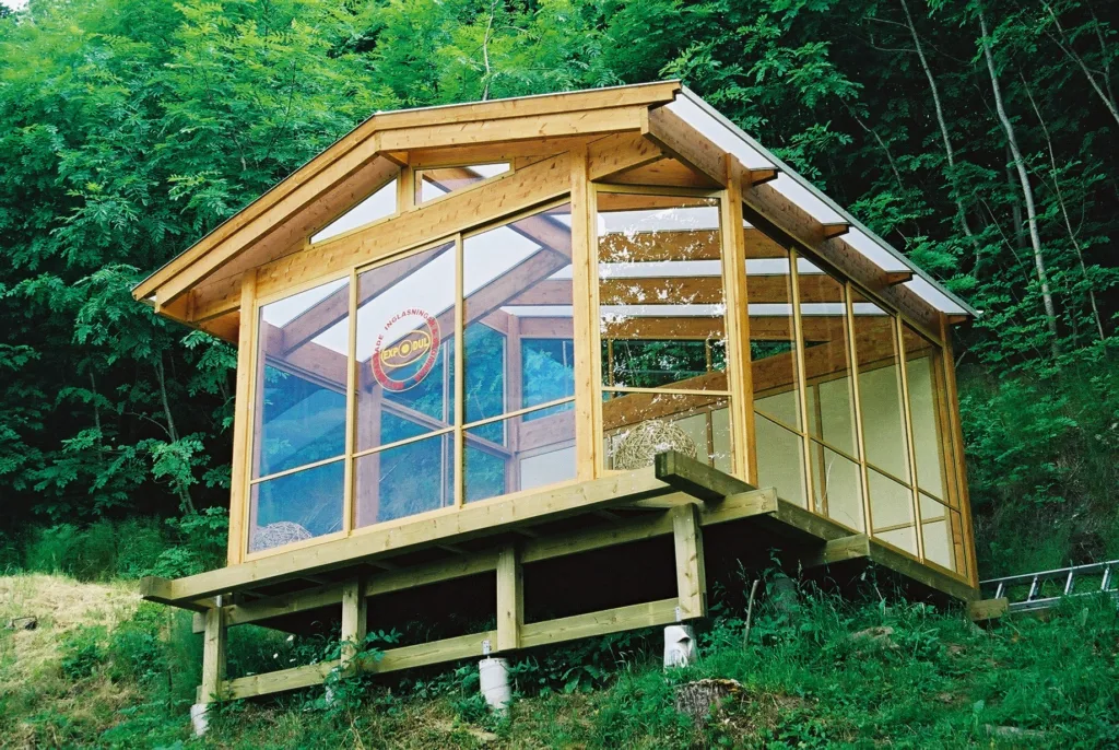 äldre projekt av expodul uterum fristående sadeltak limträstomme 