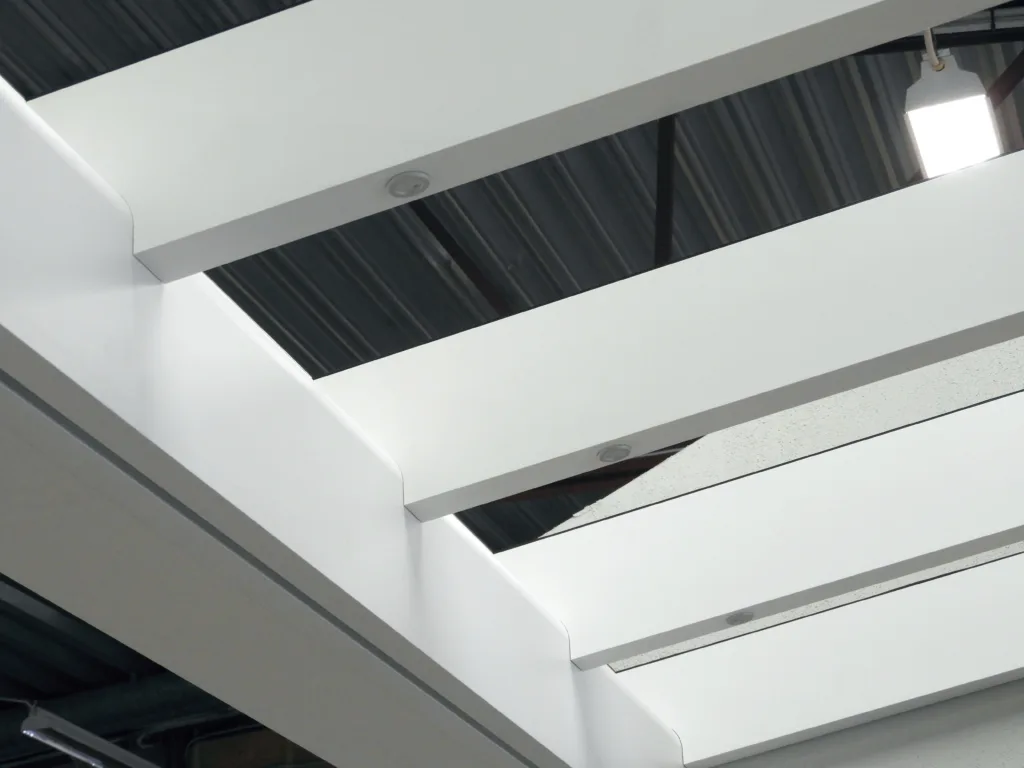 detaljbild av vit aluminiumstomme exal nordic 140 i vit profilkulör