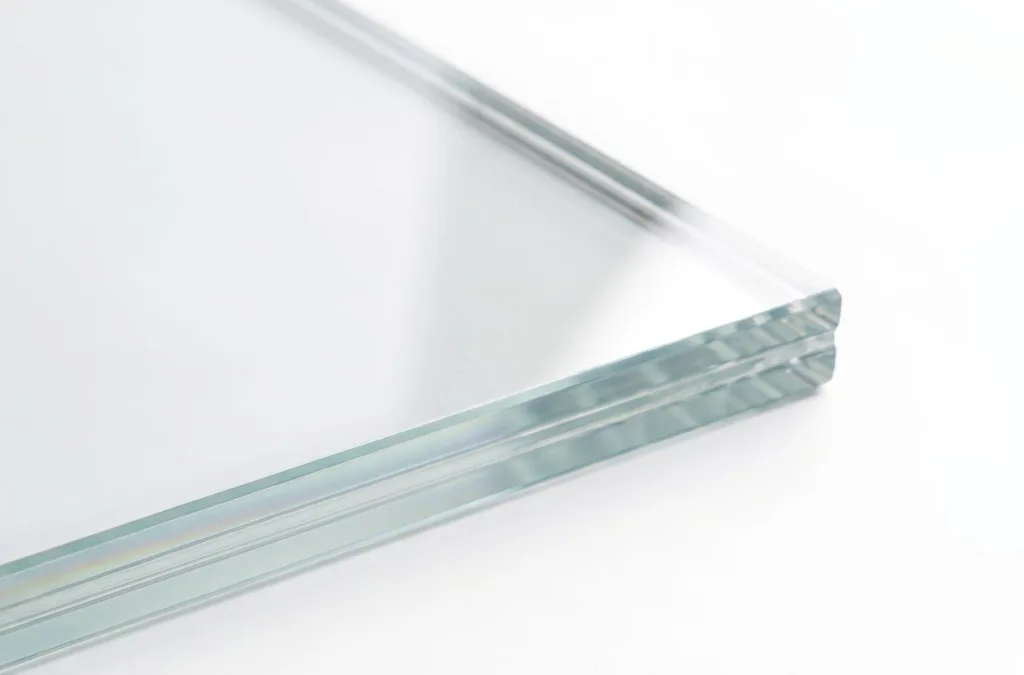 expodul uterums takmaterial lamellglas mot vit bakgrund